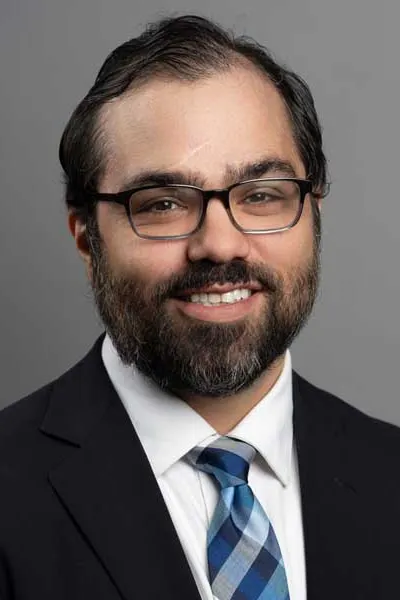Photo of Roberto Flores, Plaintiff Lawyer